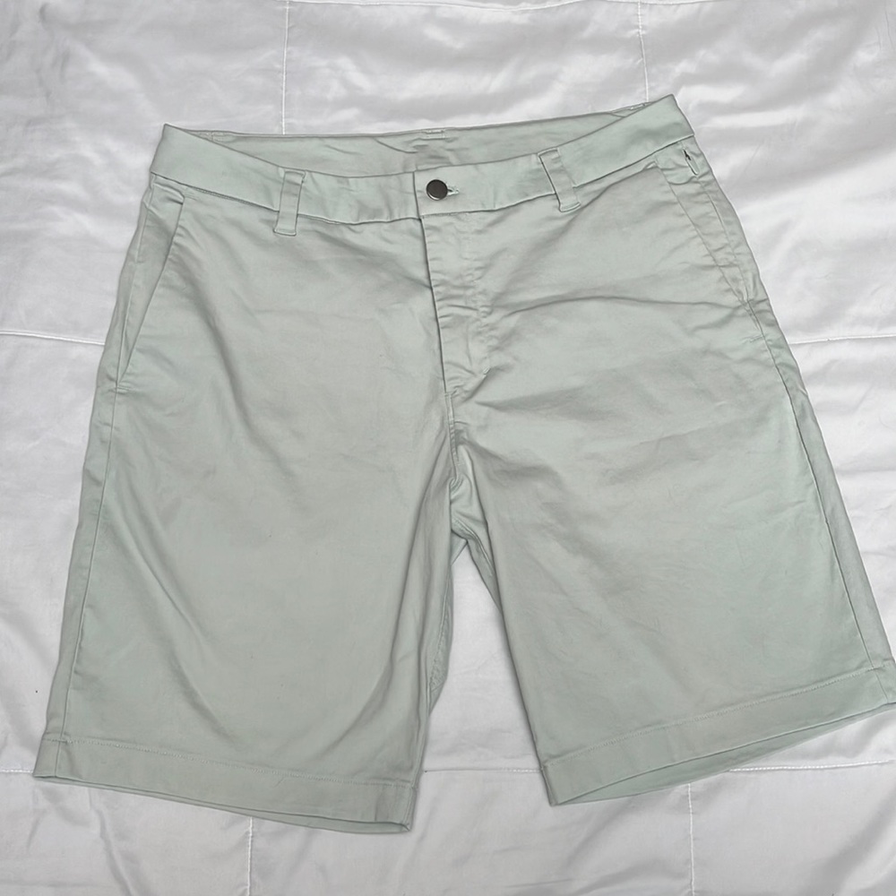 EUC LULULEMON Men’s 9” Short, Size 33”